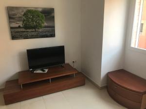 Telewizja i/lub zestaw kina domowego w obiekcie Ílios Apartamentos
