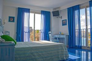 Кровать или кровати в номере Blue Moon Hotel +68 фотографий