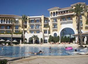 eine Gruppe von Personen in einem Schwimmbad in einem Hotel in der Unterkunft Las Cycas Golf Resort in Torre-Pacheco
