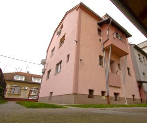Budova, v ktorej sa apartmán nachádza