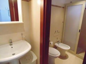 A bathroom at Residence Massilor
