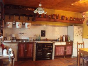 Kitchen o kitchenette sa Casa De Vacaciones La Rivera