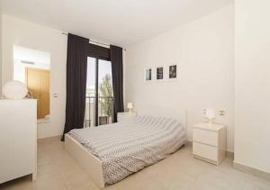 una camera bianca con un letto e una finestra di Samara Marbella Apartment a Marbella