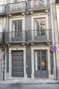 un edificio con balcones y puertas en una calle en Mo House en Oporto