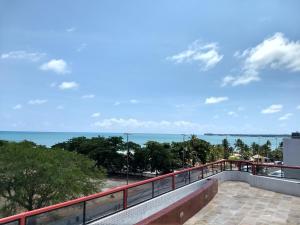 - Balcón con vistas al océano en AP 219 Victory Flat em Tambaú, en João Pessoa