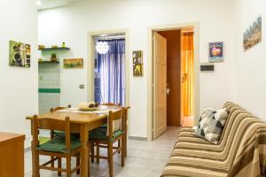 ein Wohnzimmer mit einem Tisch und einem Sofa in der Unterkunft Casa Martina in Giardini-Naxos