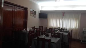 a room with a bunch of tables and chairs at Posada La Casona in Salta