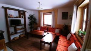 a living room with a red couch and a tv at Appartement Jana in Flattach