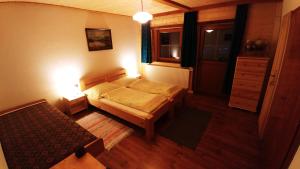 フラタッハにあるAppartement Janaの小さなベッドルーム(ベッド1台、窓付)