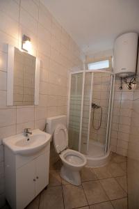 ein Badezimmer mit Toilette, Dusche und Waschbecken in der Unterkunft Apartment Kod Stipe in Vrsi + 30 Fotos