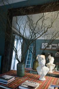 une table avec deux vases sur une table avec un miroir dans l'établissement Mo House, à Porto