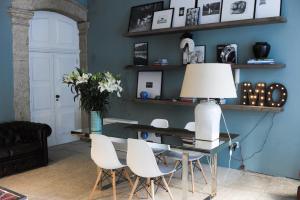 ein Esszimmer mit einem Tisch und weißen Stühlen in der Unterkunft Mo House in Porto