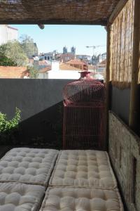 ein Matratzenbett auf einem Balkon mit Fenster in der Unterkunft Mo House in Porto