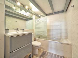 ein Badezimmer mit Toilette, Waschbecken und Badewanne in der Unterkunft Biarritz's Centre Studio in Biarritz + 13 Fotos