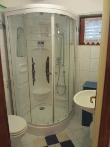 Koupelna v ubytování Apartmani Sirovica