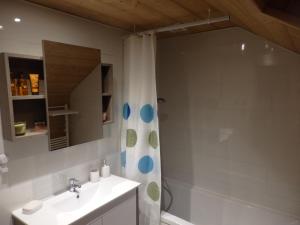 Kylpyhuone majoituspaikassa Gite l'Ancolie