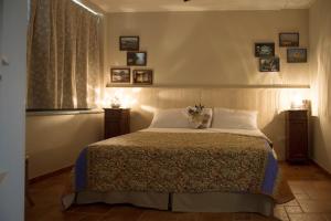 Un dormitorio con una cama con flores. en Ca' dal Pipa, en Sordevolo