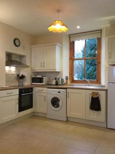 A kitchen or kitchenette at Country Garden House Holiday Homes