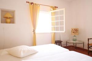 ラ・キャディエール・ダズールにあるDuplex la Cadière d'Azurのベッドルーム(ベッド1台、窓付)