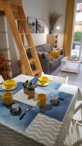 ニースにあるNice Franceの青いテーブルクロスの上に黄色い鉢と皿を並べたテーブル