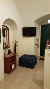 una sala de estar con un otomano azul y un espejo en Appartamento Mariana, en Matera