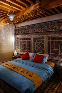 Postel nebo postele na pokoji v ubytování Riad Al Fassia Palace