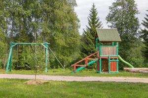 un parque infantil con tobogán y columpio en Atpūtas komplekss Kalves, en Mordanga