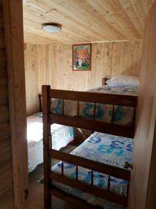 a room with two bunk beds in a cabin at Cabañas Don Tito in Buchupureo