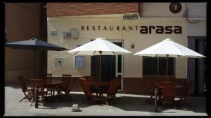 Reštaurácia alebo iné gastronomické zariadenie v ubytovaní Hostal Restaurante Arasa