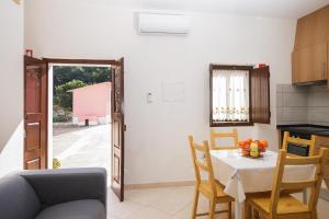 Casas Bemposta في مونشيك: مطبخ وغرفة طعام مع طاولة وكراسي