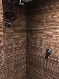 墨西哥城的住宿－Studio Loft Polanco with POOL，带淋浴的浴室和木墙