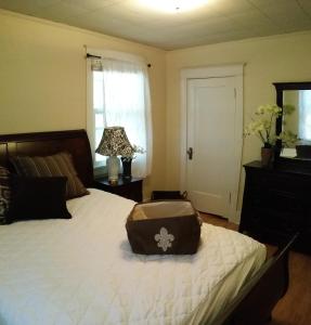 a bedroom with a bed with a bag on it at Lovely Smarthome King HDTV AC WIFI ❤ of Downtown in Klamath Falls