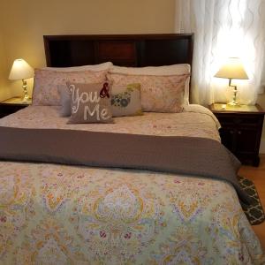 Кровать или кровати в номере Lovely Smarthome King HDTV AC WIFI ❤ of Downtown