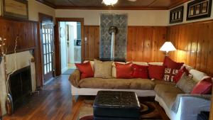 sala de estar con sofá y chimenea en The Red Smarthouse King ❤ of Downtown W/D WiFi, en Klamath Falls
