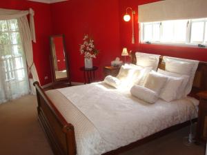 
A bed or beds in a room at Lanterns Retreats
