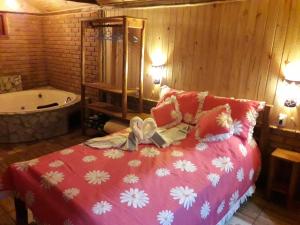 1 dormitorio con cama y bañera en Pousada Chácara Pacheco, en Visconde De Maua
