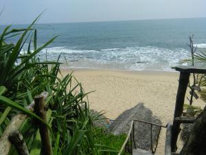 widok na plażę z oceanem w obiekcie Cinnabar Resort w Tangalli