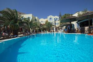 Bazén v ubytování Zephyros Hotel nebo v jeho okolí
