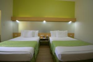Postel nebo postele na pokoji v ubytování Microtel by Wyndham Davao