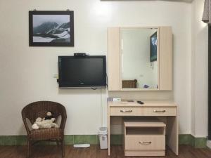 TV a/nebo společenská místnost v ubytování Fu Courtyard Homestay