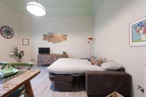 フィレンツェにあるParterre Holidaysのテーブル付きの部屋にベッド付きのベッドルームがあります。