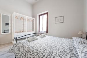 フィレンツェにあるParterre Holidaysの白いベッドルーム(ベッド1台、窓付)
