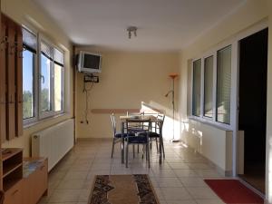 Ein Sitzbereich in der Unterkunft Apartment Oaza Mira