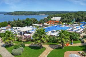 una vista aérea de un complejo con piscina en Valamar Tamaris Resort en Poreč