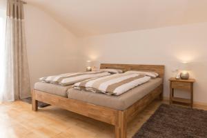 een slaapkamer met een groot bed in een kamer bij Alviera Ferienhaus in Schruns +32 foto's