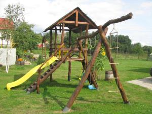 Ο χώρος παιχνιδιού για παιδιά στο Usadba v Paperne