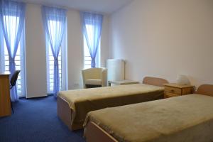 Pokój hotelowy z 2 łóżkami i niebieskimi zasłonami w obiekcie Warszawa Stare Bielany w Warszawie