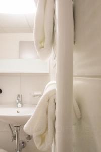 Bilik mandi di Albergo Diffuso Porrentruy