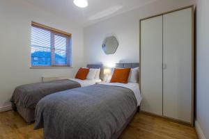 Tempat tidur dalam kamar di Cosy Home In The Heart Of Cheshire - FREE Parking - Professionals, Contractors, Families - Winsford