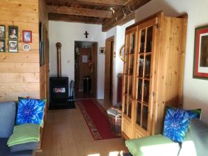 uma sala de estar com um sofá e um fogão em Ferienhaus am Wallnerhof em Flattach